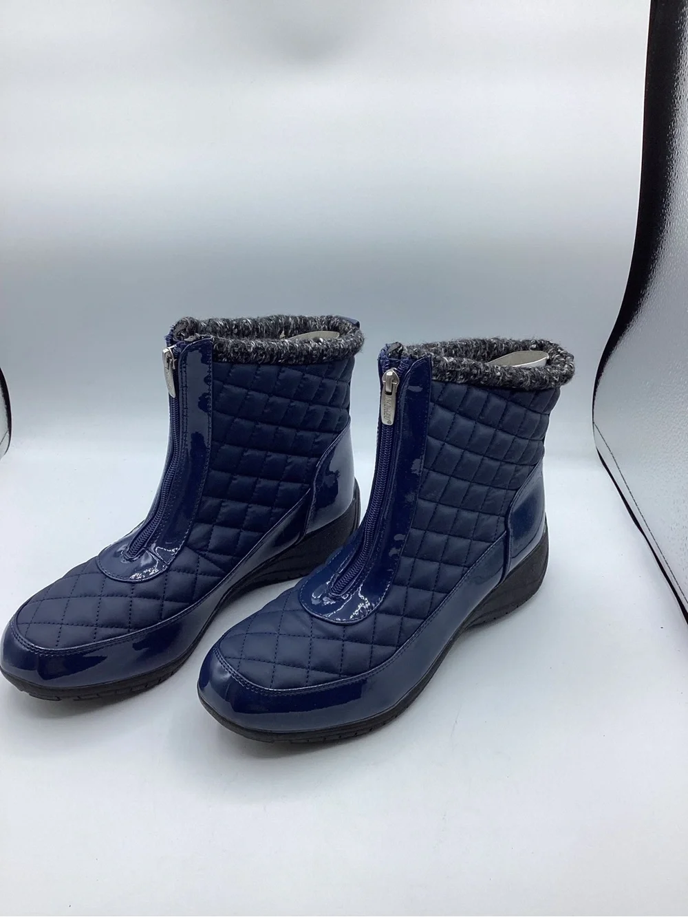 Khomba NIB  Megan  Quilted Navy Winter Ankle Boots with Front Zipper. Size 12 W